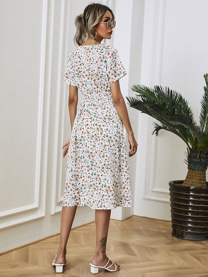 Elegant sommerkjole med blomstertrykk