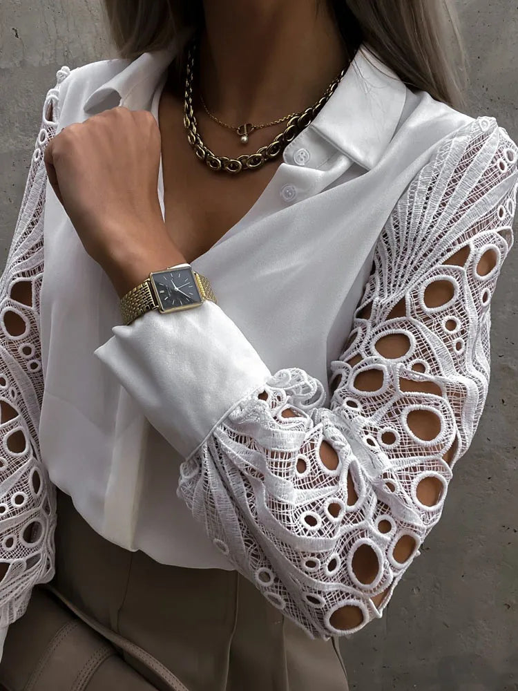 Bluse med blonder og nettingdesign