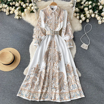 A-linjeformet kjole med belte med blomstermønster