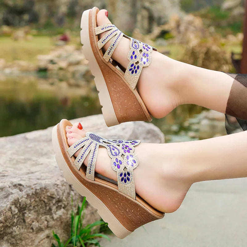 Sandaler med kilehæl og rhinestones