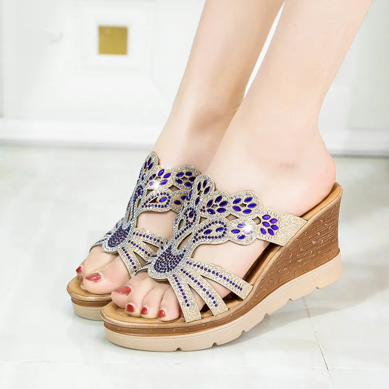 Sandaler med kilehæl og rhinestones