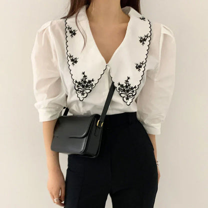 Bluse i blonder med blomsterbroderi
