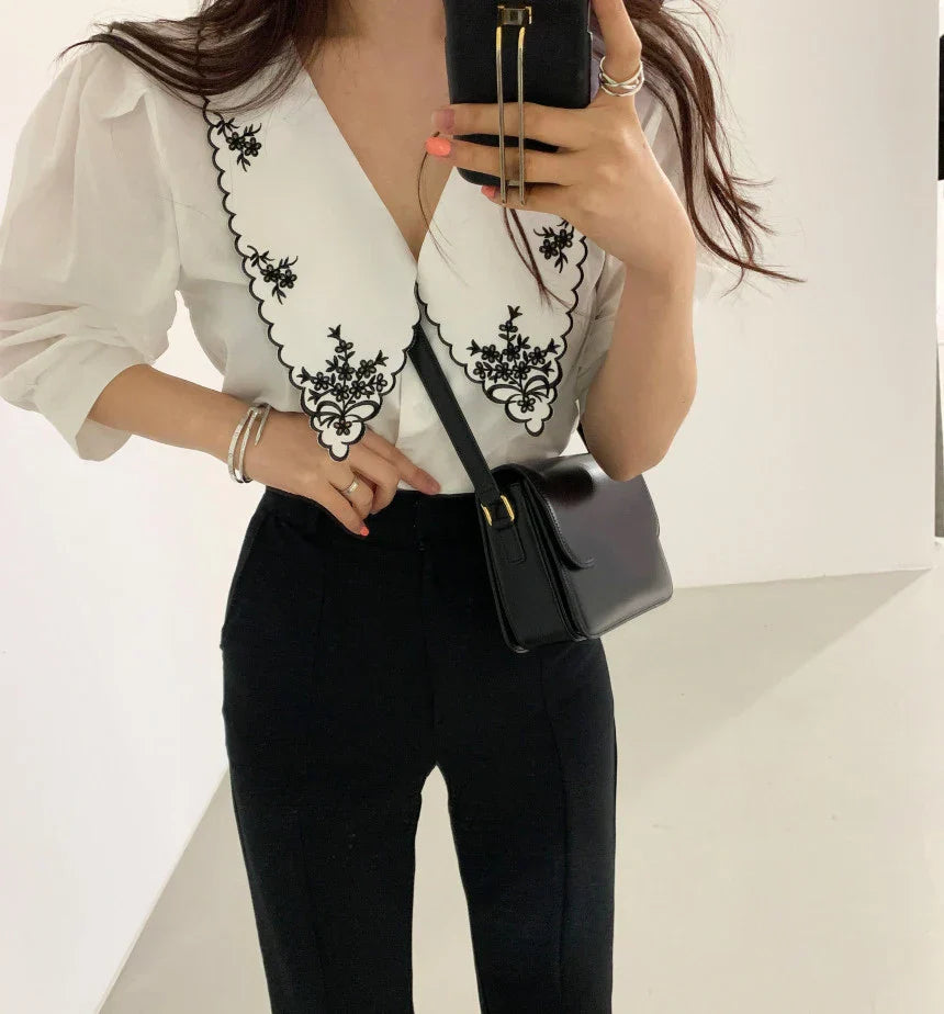 Bluse i blonder med blomsterbroderi