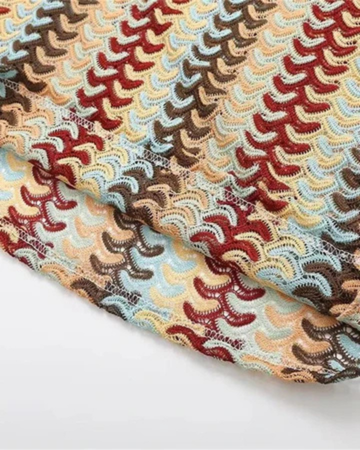 Zarina | Flerfarget maxikjole i heklestrikk med dyp V-halterneck