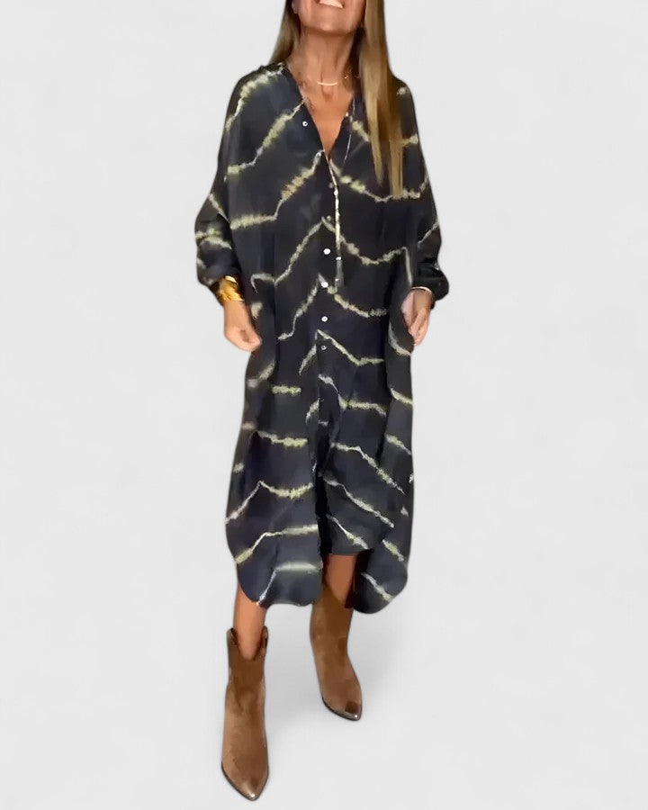 Zephyr | Oversized kjole i svart sateng med bølgemønster og knappefront – S