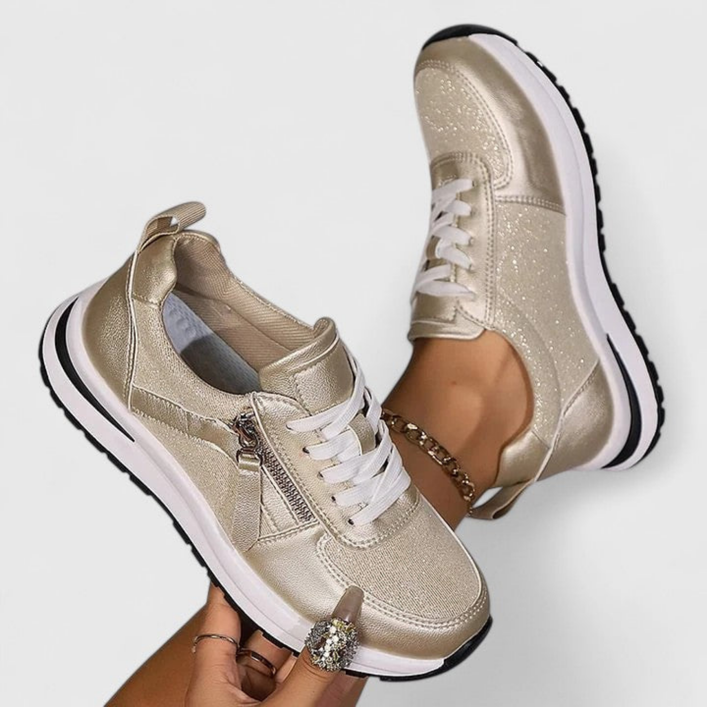 Ziva | Sneakers i metallisk glitterskinn med glidelås på siden og snøring