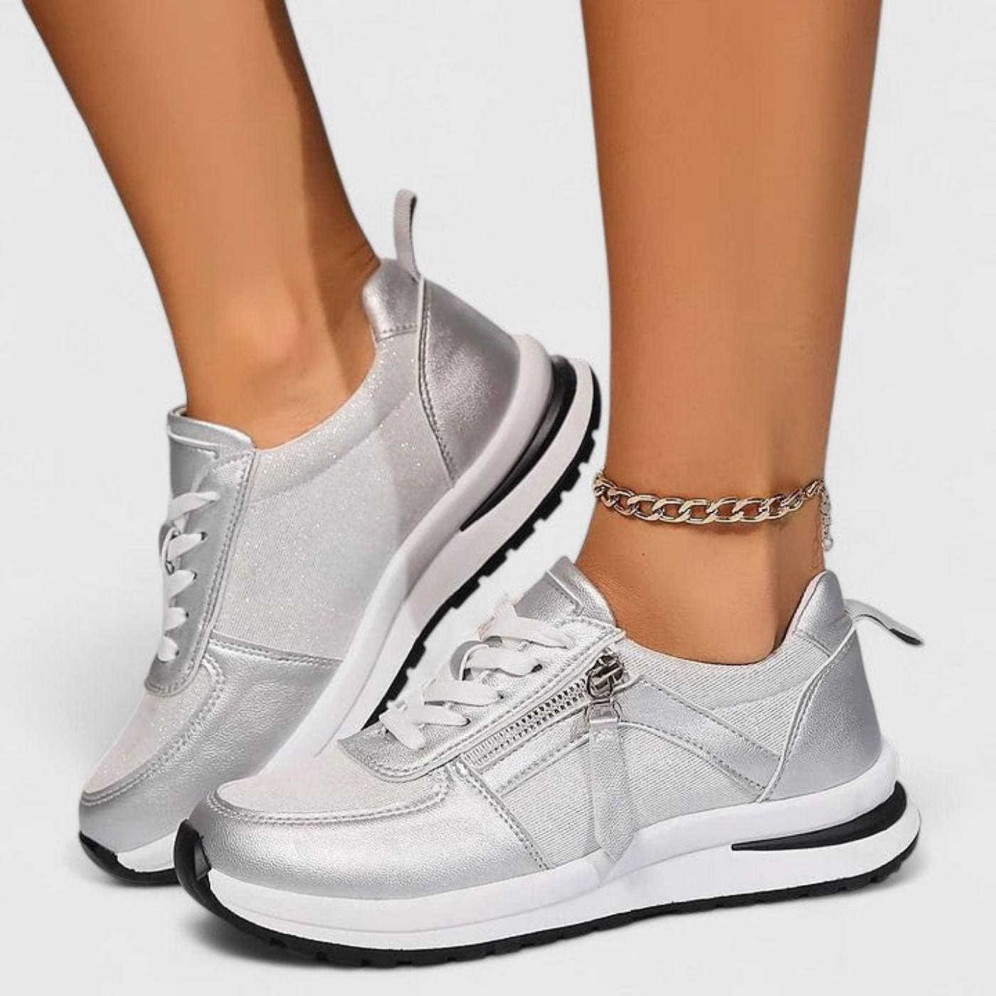 Ziva | Sneakers i metallisk glitterskinn med glidelås på siden og snøring – Sølv