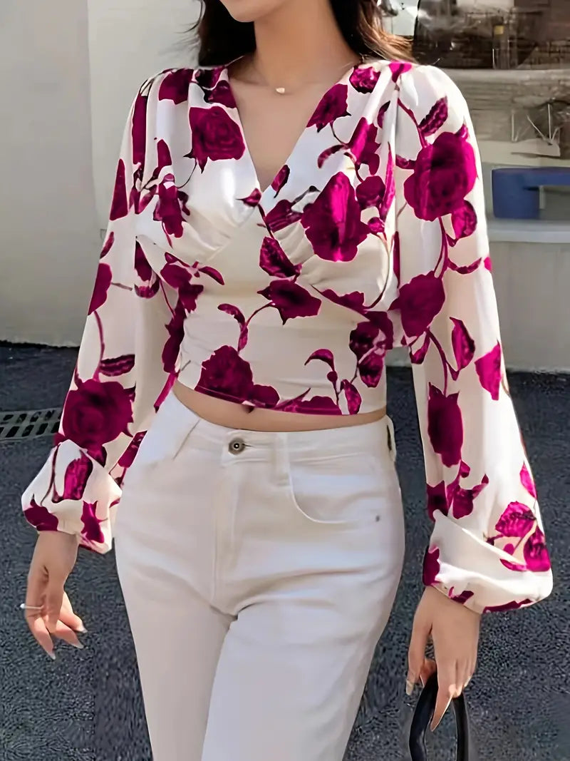 Cropped bluse med V-hals og sløyfe på ryggen med rosemønster