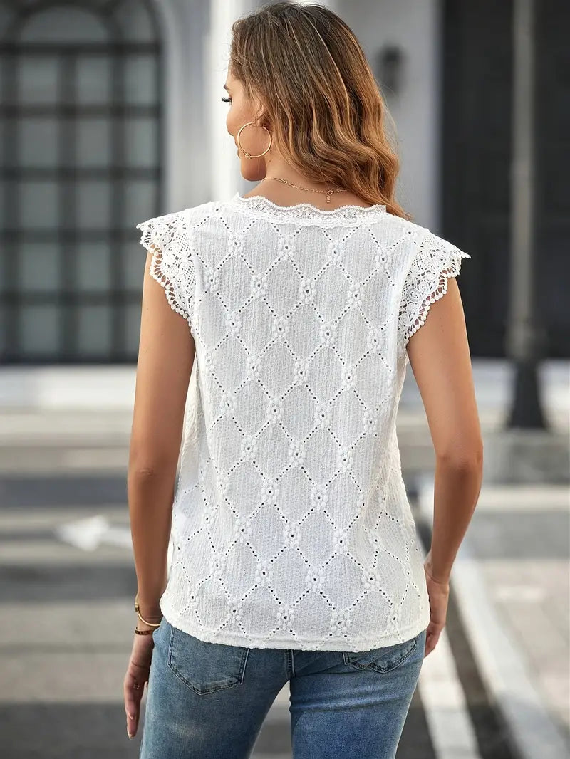 Ensfarget, blomstrete bluse med V-hals og blondebroderi