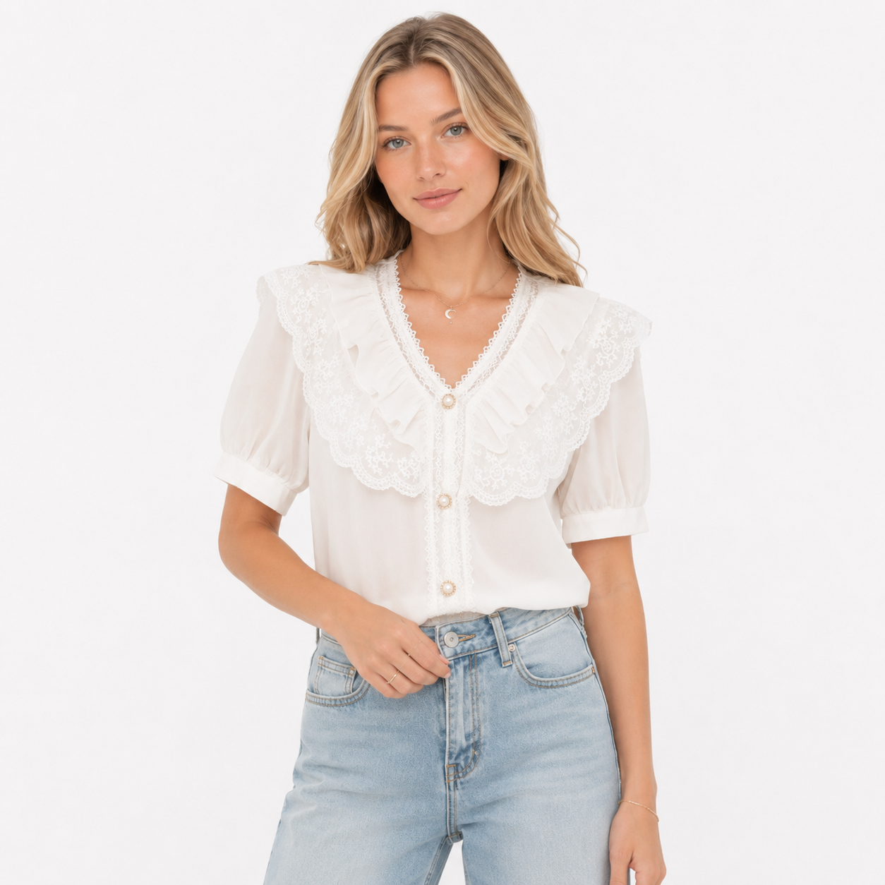 Chiffongbluse til Dame – Elegant Blondetopp med Puffermer – Hvit