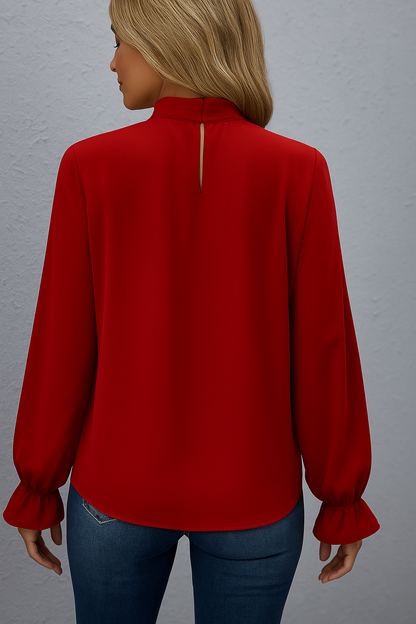 Bluse med lange ermer og knytning i halsen