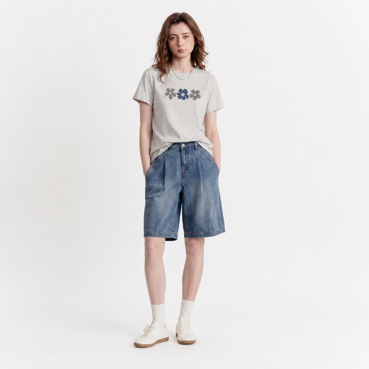 Bomulls T-skjorte til Dame med Blomsterbroderi – Fresh og Komfortabel Sommerstil – Lys Grå