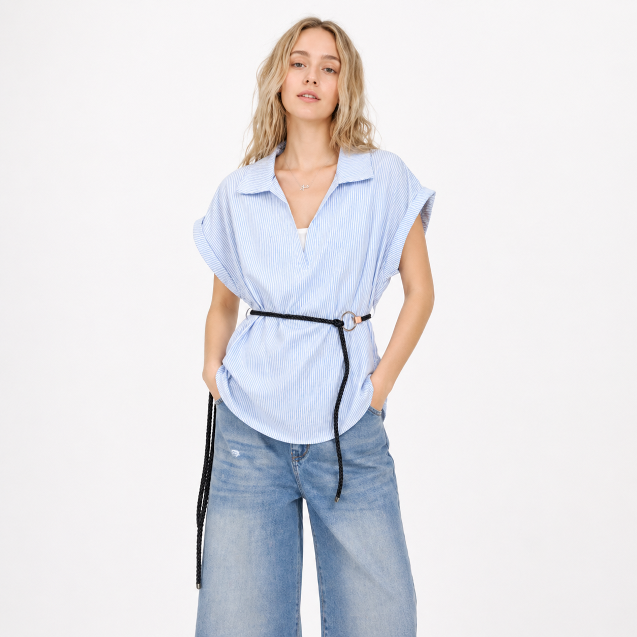 Stripet Polo Topp til Dame – V-hals &amp; Belte i Fransk Minimalistisk Stil – Blå