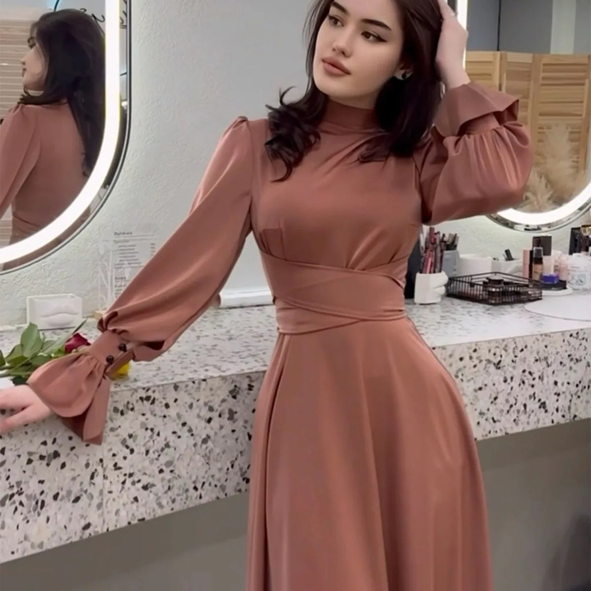 Elegant kjole med turtleneck og avsmalnende midje