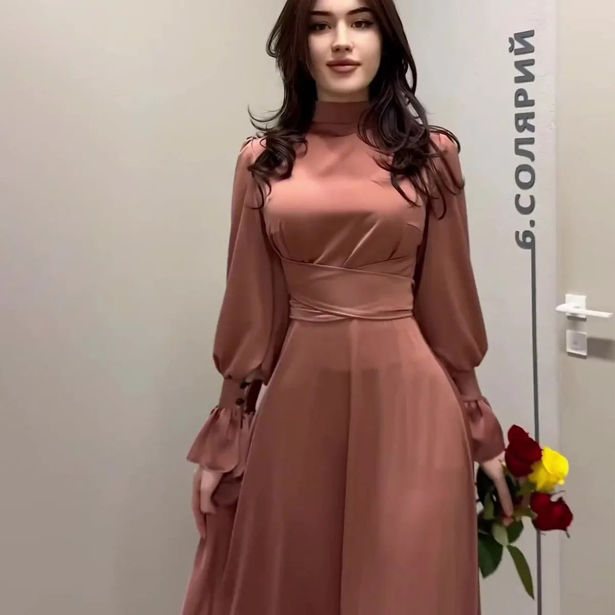 Elegant kjole med turtleneck og avsmalnende midje