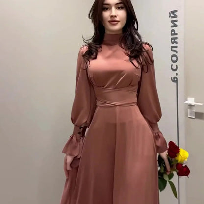 Elegant kjole med turtleneck og avsmalnende midje