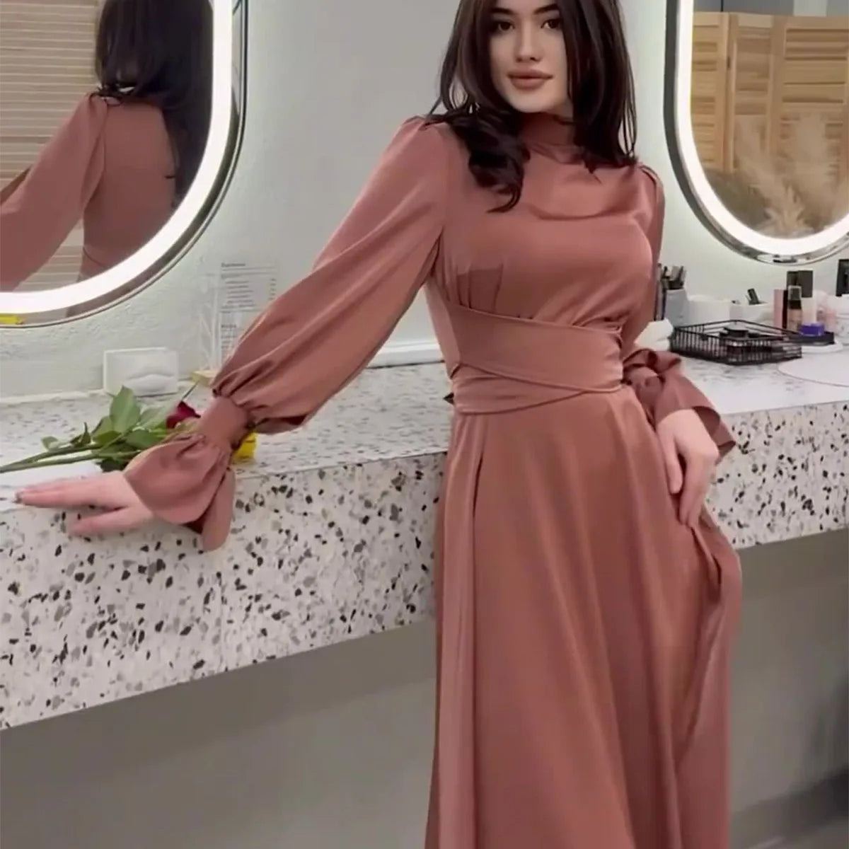Elegant kjole med turtleneck og avsmalnende midje