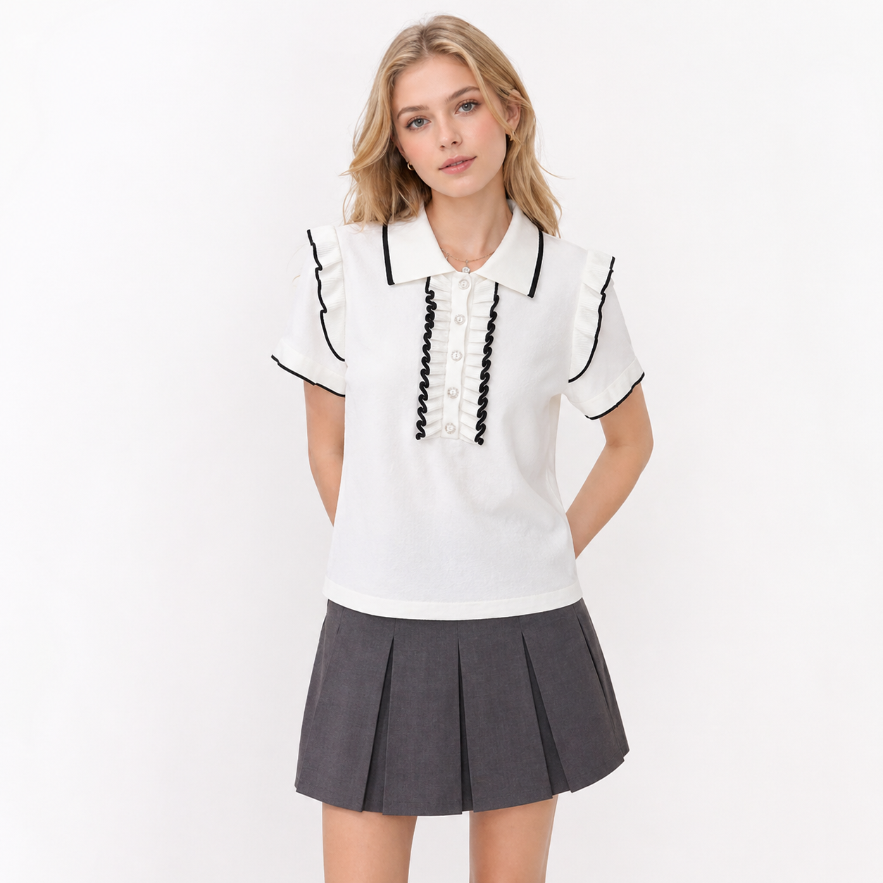 Fransk-inspirert Polo Topp til Dame – Colorblock &amp; Rysjedetaljer – Hvit