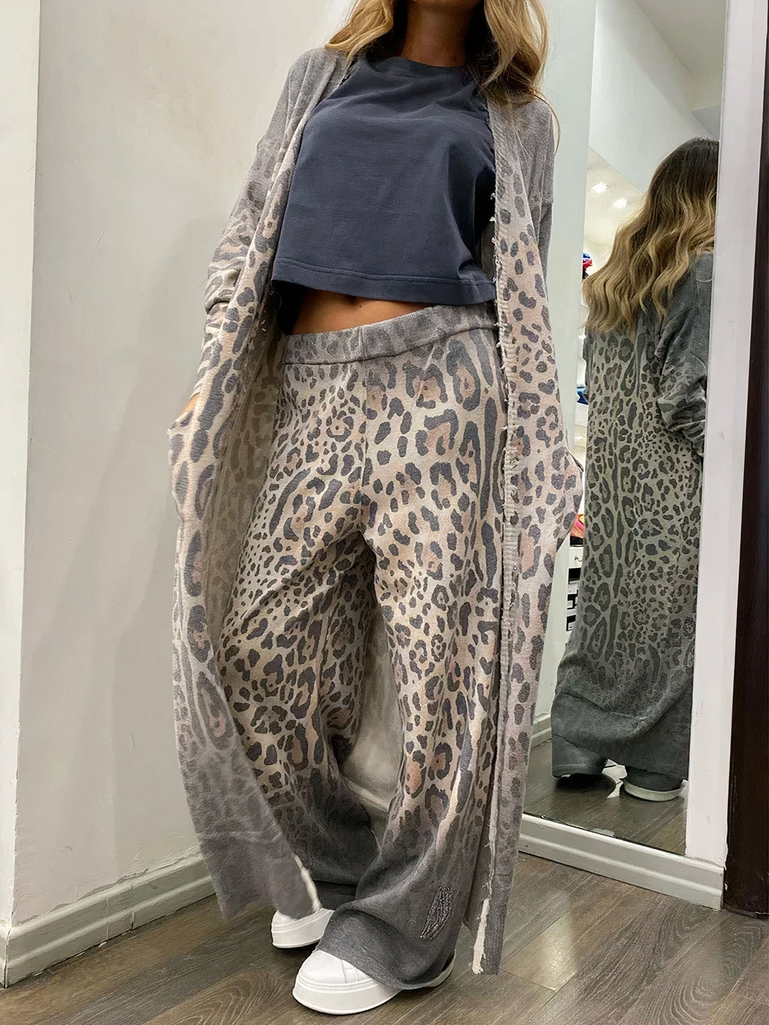 Sett med cardigan og bukse med leopardmønster