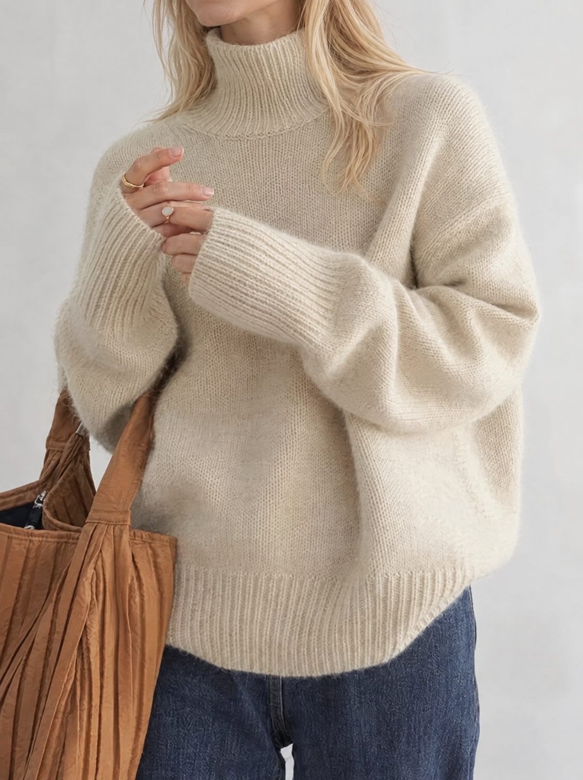Høyhalset genser dame i beige strikk – bilde 2