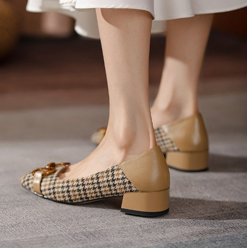 Ballerinaer med houndstooth-mønster og spennedetaljer