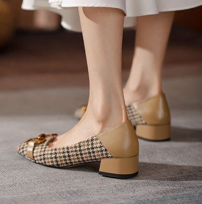Ballerinaer med houndstooth-mønster og spennedetaljer