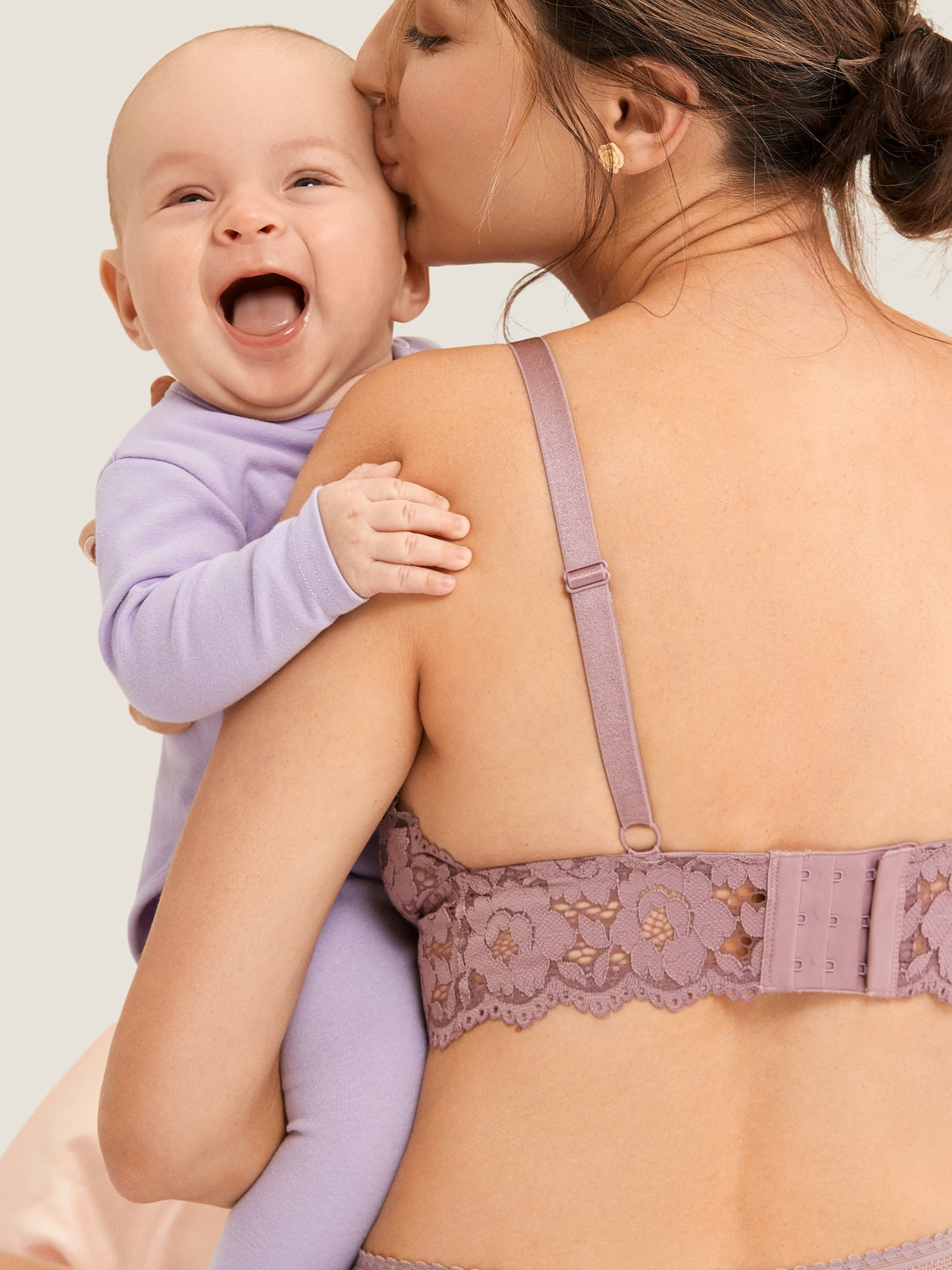 Ammebh i blonde med dyp V-hals – ammebralette uten bøyle