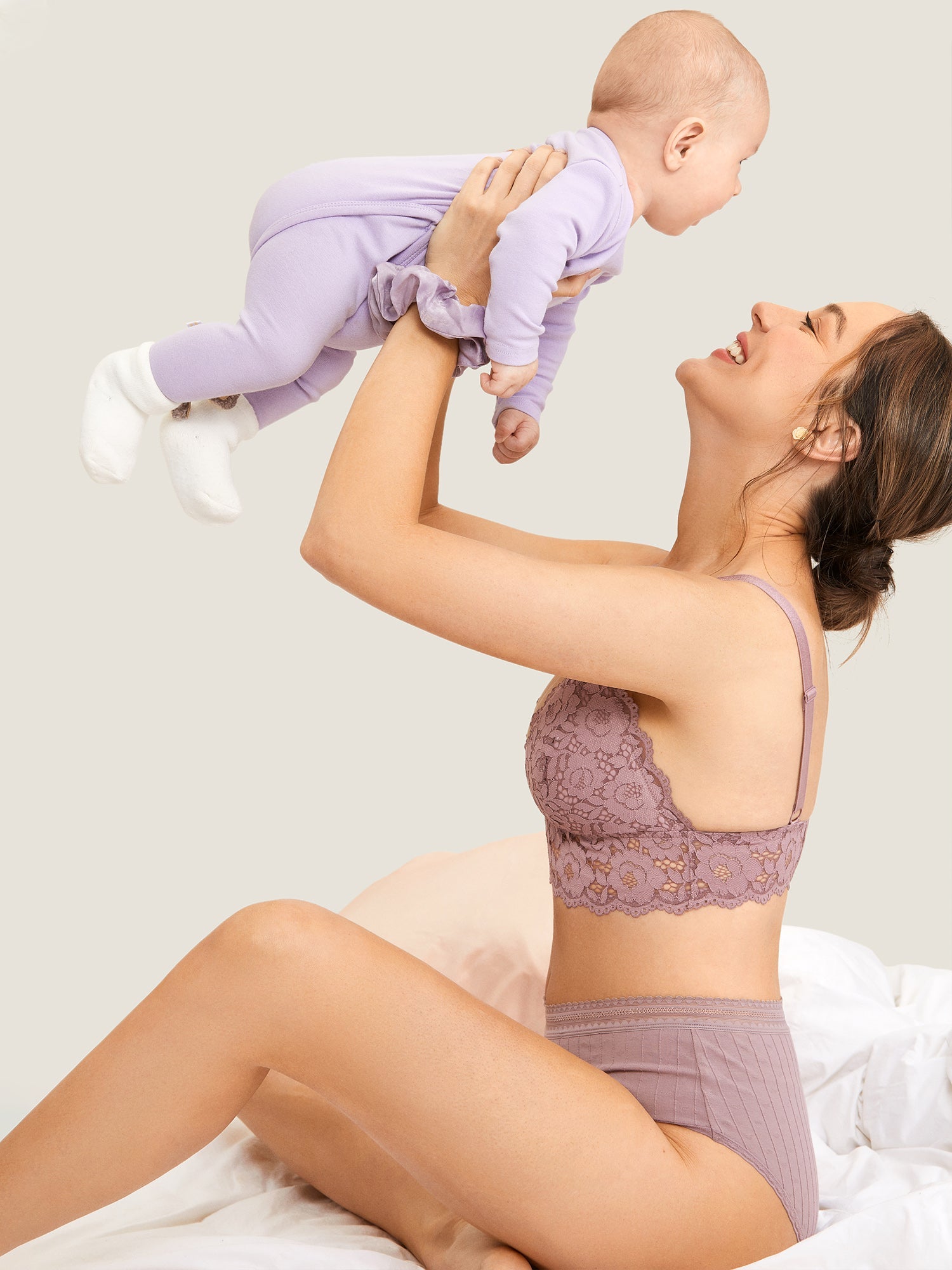 Ammebh i blonde med dyp V-hals – ammebralette uten bøyle