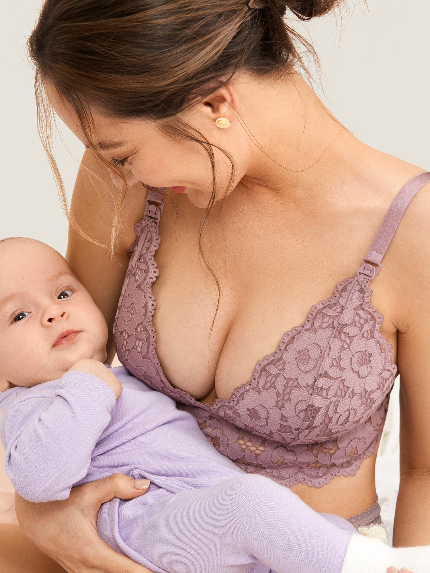 Ammebh i blonde med dyp V-hals – ammebralette uten bøyle
