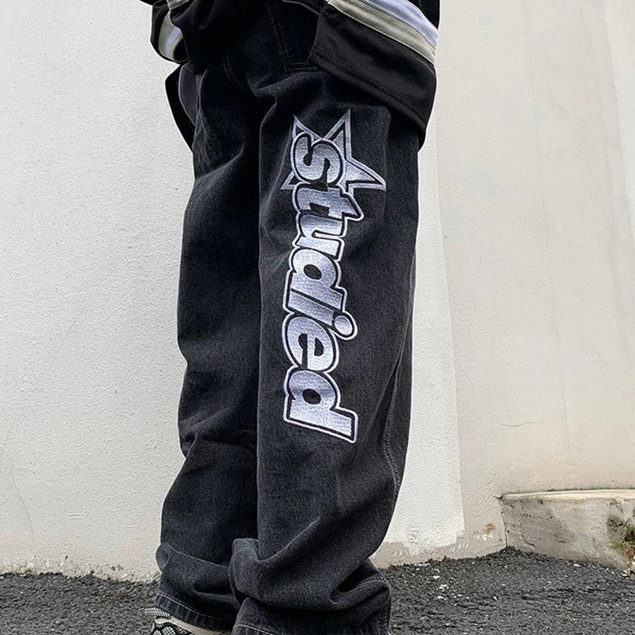 Vide jeans med slående grafisk trykk