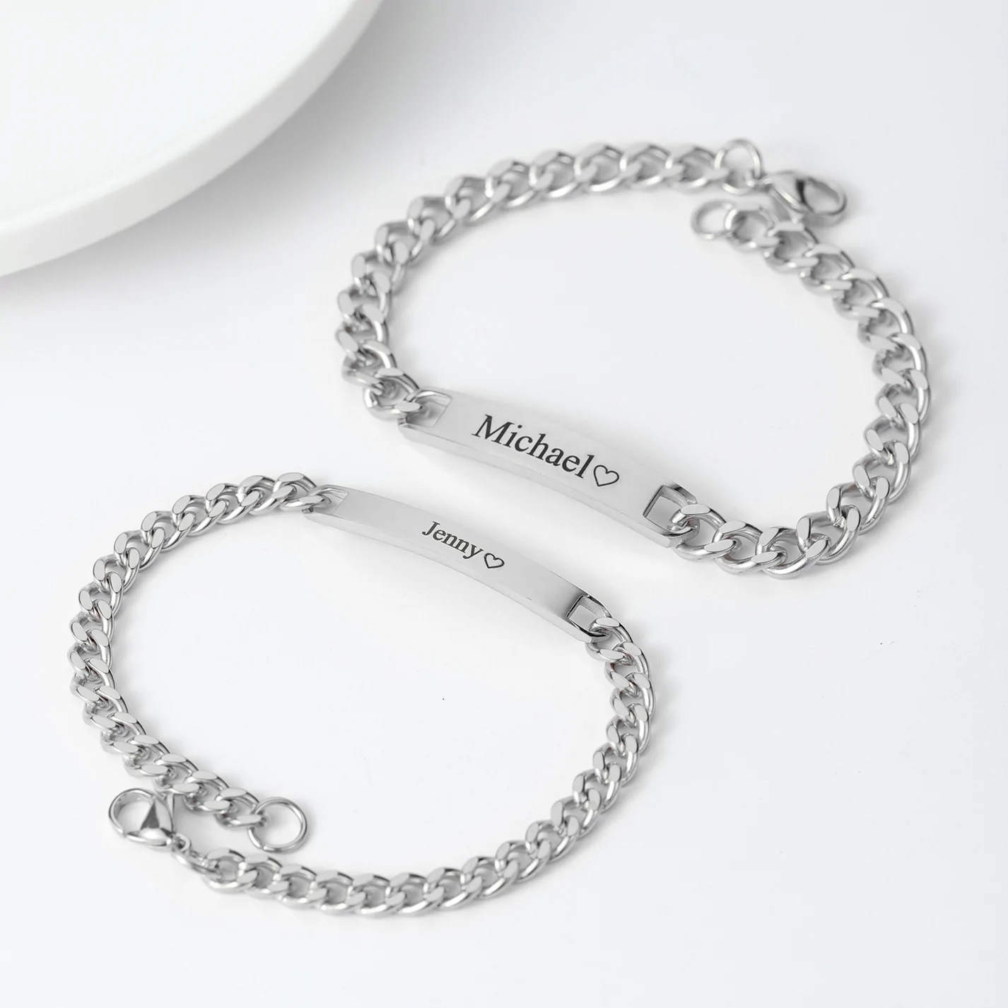 Sett med graverte armbånd for par