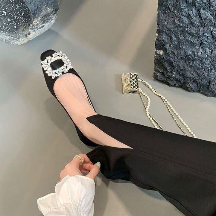 Pyntede ballerinaer med satengfinish
