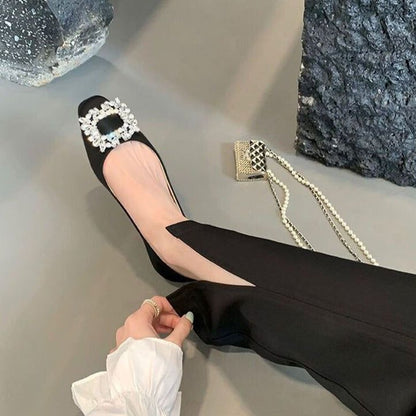 Pyntede ballerinaer med satengfinish