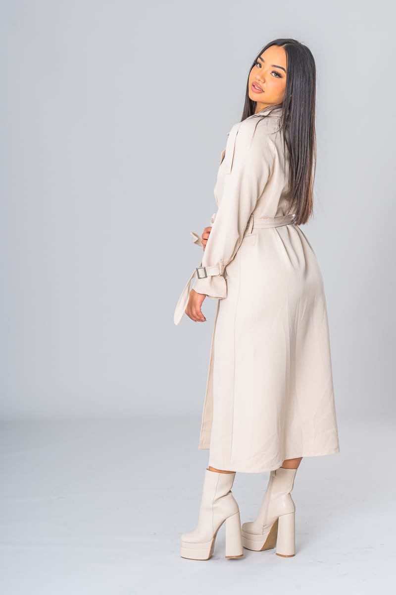 Lang trenchcoat med beige belte